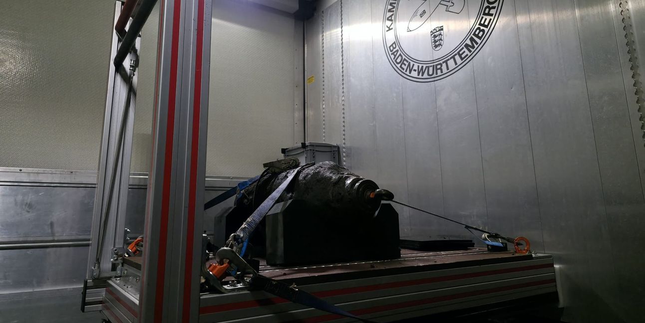 Die 50 Kilogramm schwere Fliegerbombe ist aufgeladen.