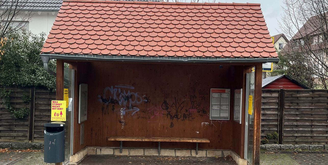 Die verwaiste Bushaltestelle in Breitenstein. Hier hoffen die Schüler der Gemeinschaftsschule, dass der Bus kommt. Bild: Hamann