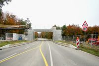 Die neue Radweg-Brücke über die Panzerstraße ist am Samstag eingehoben worden.