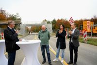 Die neue Radweg-Brücke über die Panzerstraße ist am Samstag eingehoben worden.