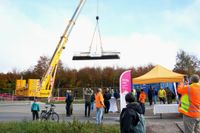 Die neue Radweg-Brücke über die Panzerstraße ist am Samstag eingehoben worden.