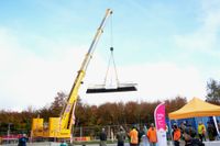 Die neue Radweg-Brücke über die Panzerstraße ist am Samstag eingehoben worden.