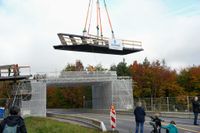 Die neue Radweg-Brücke über die Panzerstraße ist am Samstag eingehoben worden.