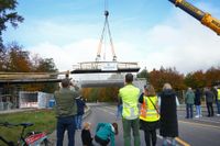 Die neue Radweg-Brücke über die Panzerstraße ist am Samstag eingehoben worden.