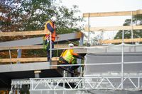 Die neue Radweg-Brücke über die Panzerstraße ist am Samstag eingehoben worden.