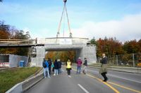 Die neue Radweg-Brücke über die Panzerstraße ist am Samstag eingehoben worden.