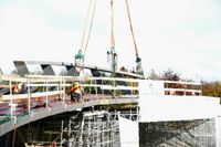 Die neue Radweg-Brücke über die Panzerstraße ist am Samstag eingehoben worden.