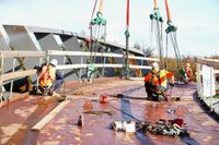 Die neue Radweg-Brücke über die Panzerstraße ist am Samstag eingehoben worden.