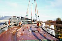 Die neue Radweg-Brücke über die Panzerstraße ist am Samstag eingehoben worden.