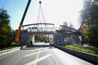 Die neue Radweg-Brücke über die Panzerstraße ist am Samstag eingehoben worden.
