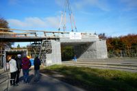 Die neue Radweg-Brücke über die Panzerstraße ist am Samstag eingehoben worden.