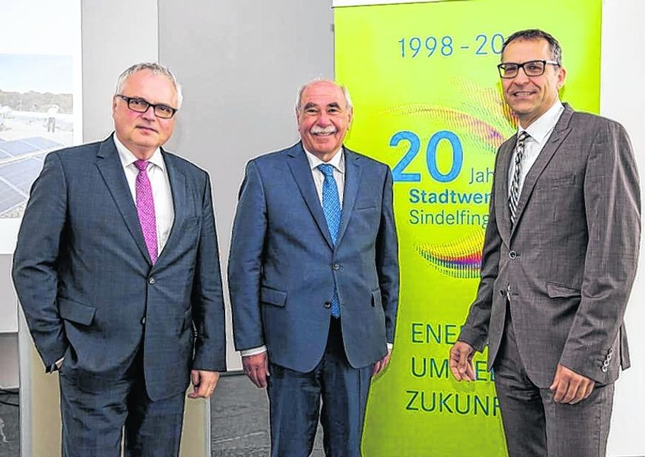 Lob für die Arbeit der Stadtwerke: Ulms ehemaliger OB Ivo Gönner (Mitte) mit den Geschäftsführern Dr. Karl-Peter Hoffmann (links) und Gebhard Gentner. Bild: Fotoknobi