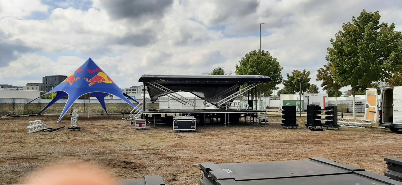 Die Aufbauarbeiten für das On Air Festival laufen. Bild: Elbers