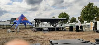 Die Aufbauarbeiten für das On Air Festival laufen.   Bild: Elbers