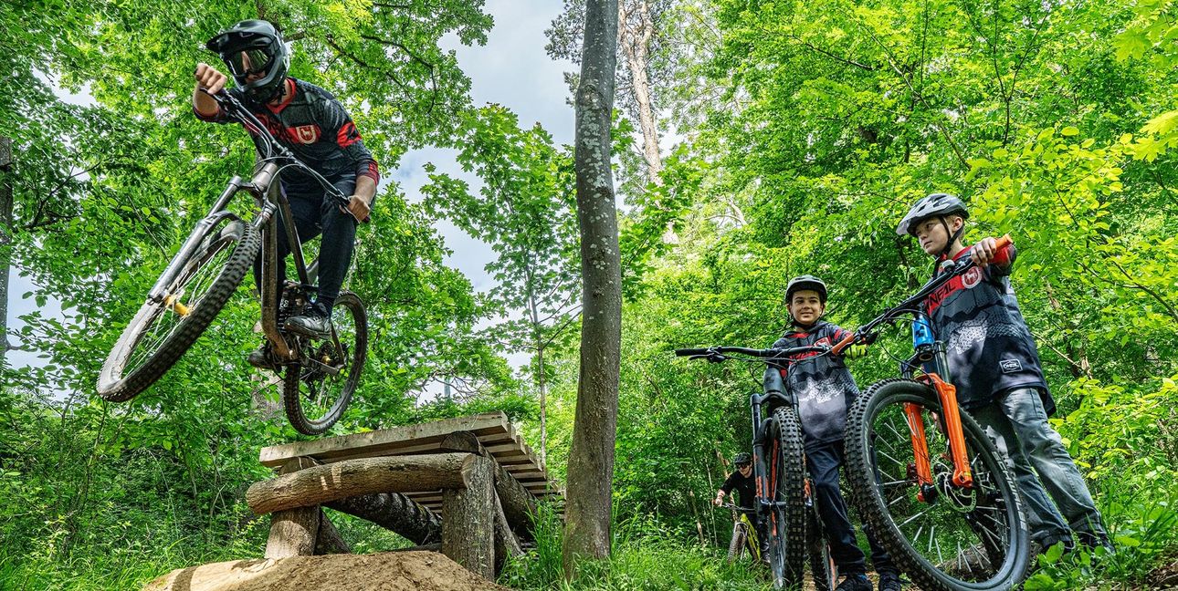 Der neue Biketrail bietet Schanzen und Kurven bergauf und bergab durch den Wald.