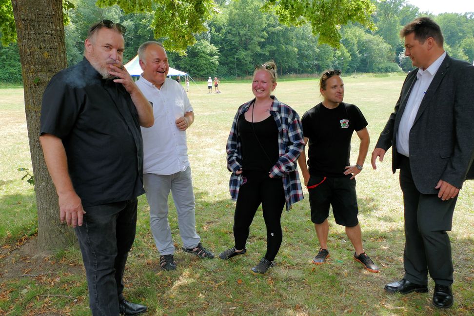 Dekan Rolf Bareis, Pfarrer Jens Junginger, Leiterin Melanie Markovic, Mitarbeiter Johannes Weißer und Dekan Markus Frasch (von links). Bild:Lück