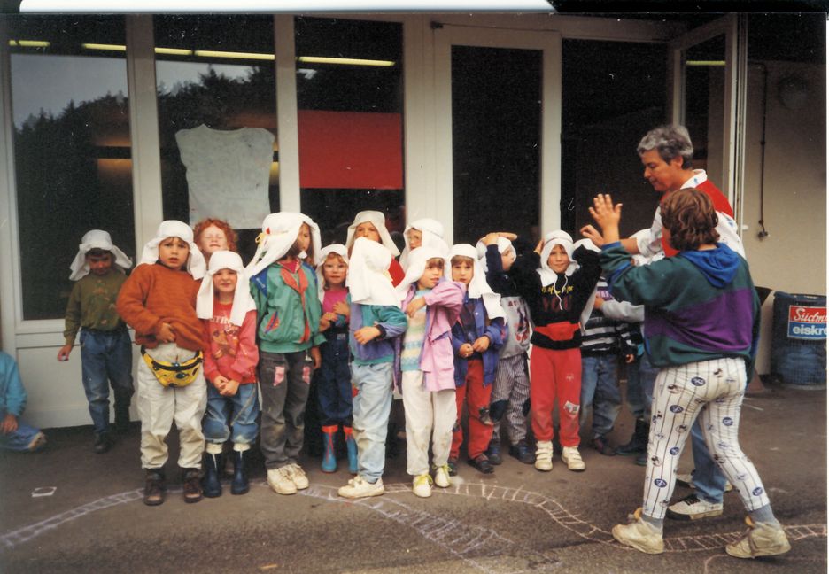 Täle 1993: Gerlinde Drechsler mit ihrer Gruppe, die Kopftücher mit Palmen und Kamelen bedruckt hatte und sie mit Verbeugungen und "Arabi, Arabi" vorführte. Bild: z