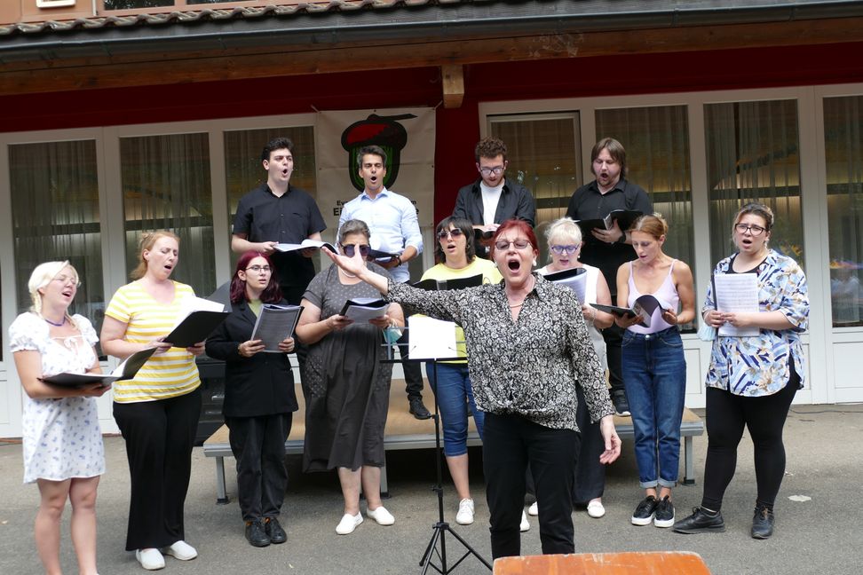 Der Kirchenchor aus Tiflis mit ihrer Leiterin Natalja Chagauawa. Bild: Lück
