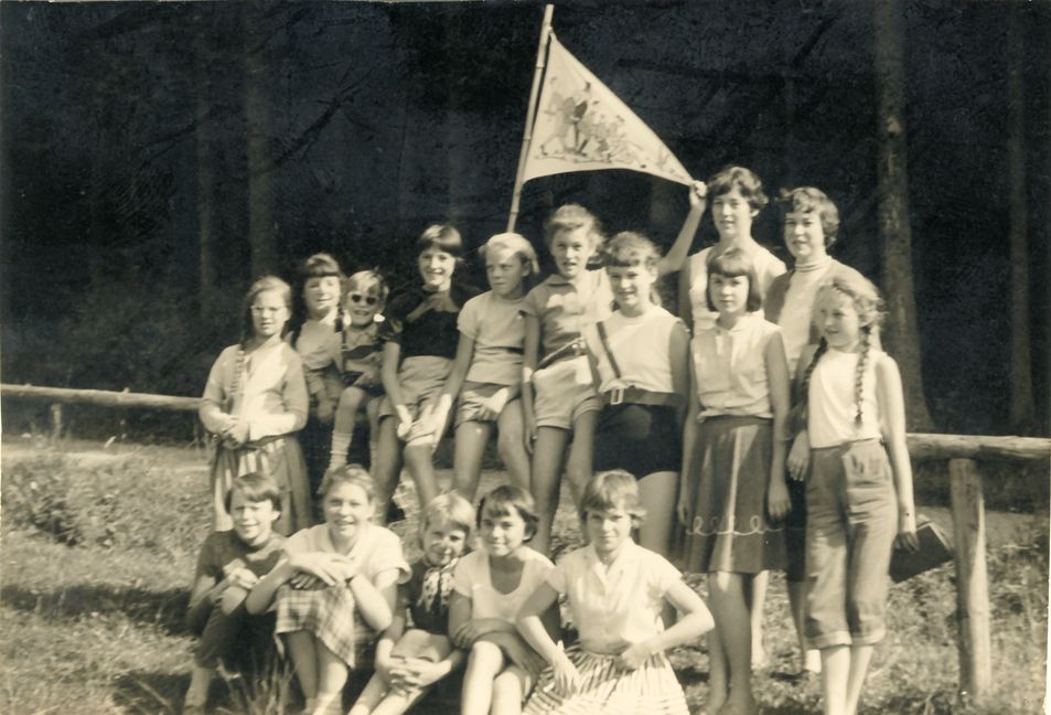 Täle 1960: Die Gruppe mit dem Wimpel "Sieben Schwaben". Bild: z