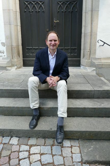 Gerhard Steinbach sagt: "Ich freue mich auf diese Gemeinde.“ Am 9. Juli wird er in Dagersheim als Pfarrer eingesetzt.   Bild: Lück