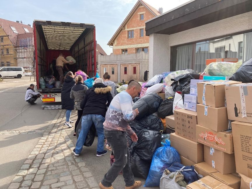 Zwei Kleintransporter reichten längst nicht mehr für die Hilfsgüter aus. Bild: z