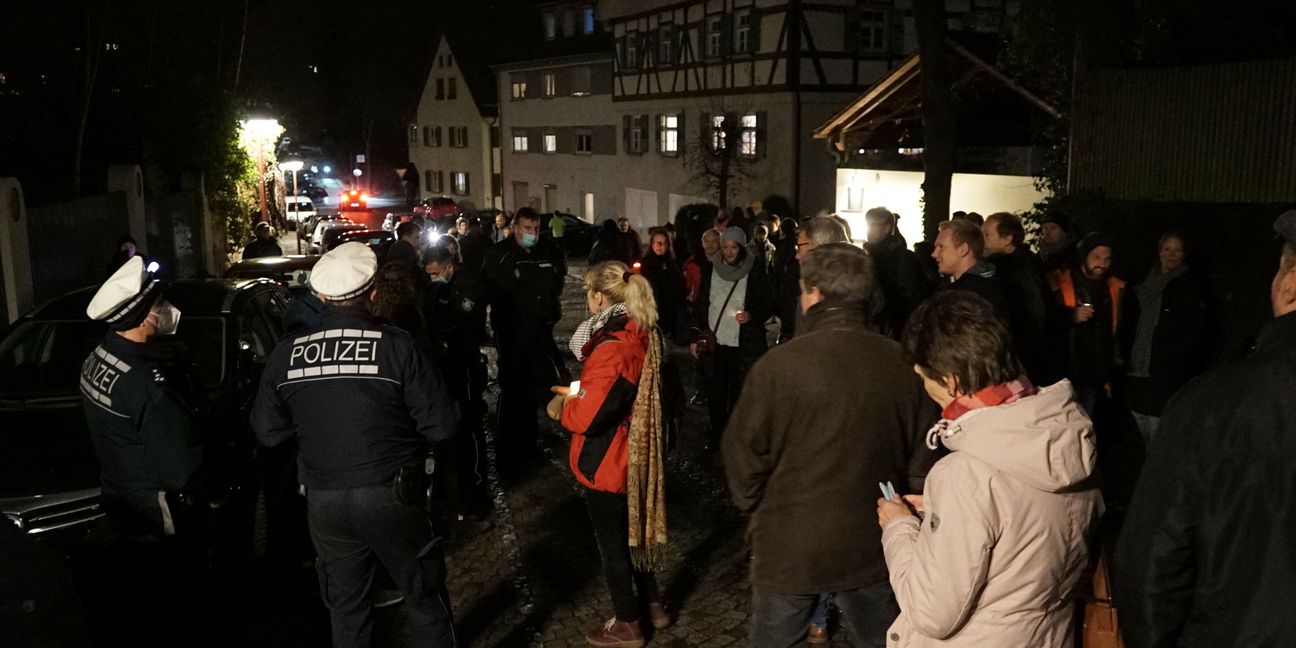 Beim jüngsten Lichterlauf in Sindelfingen erteilt die Polizei einem Mann mit Trillerpfeife einen Platzverweis.  Bild: Heiden