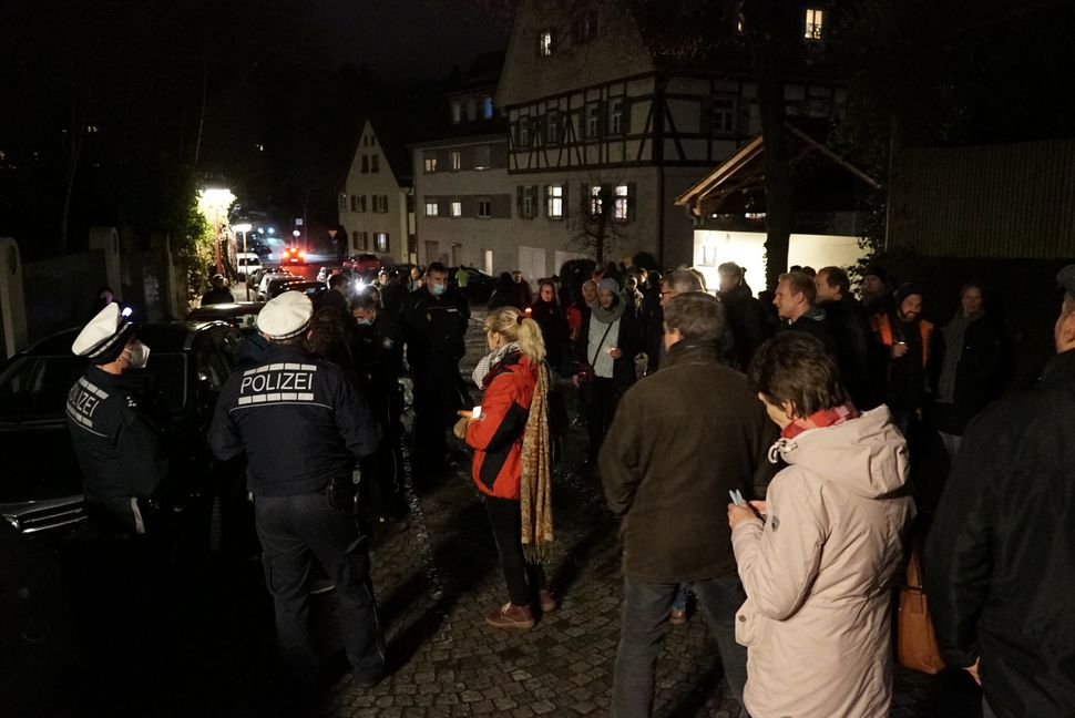 Beim jüngsten Lichterlauf in Sindelfingen erteilt die Polizei einem Mann mit Trillerpfeife einen Platzverweis. Bild: Heiden