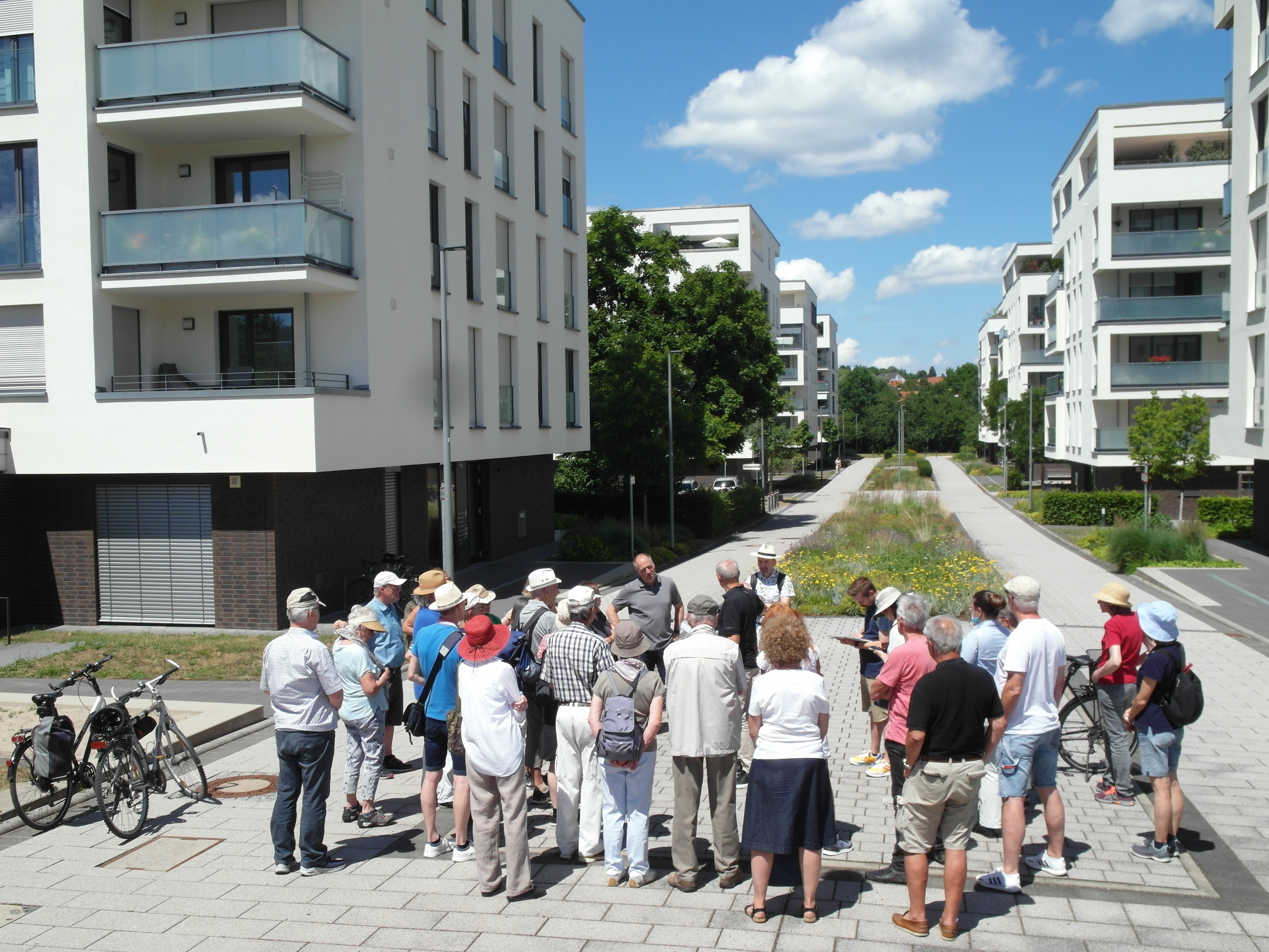 Städteplanung im Fokus beim Spaziergang der Architektenkammer. Bild: Staber