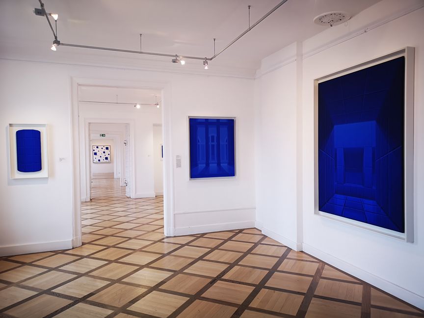 „Hans Peter Reuter – Konstruktive Romantik“ lautet der Titel der Ausstellung, die die Galerie Schlichtenmaier jetzt auf Schloss Dätzingen eröffnet hat.   Bild: Schilpp