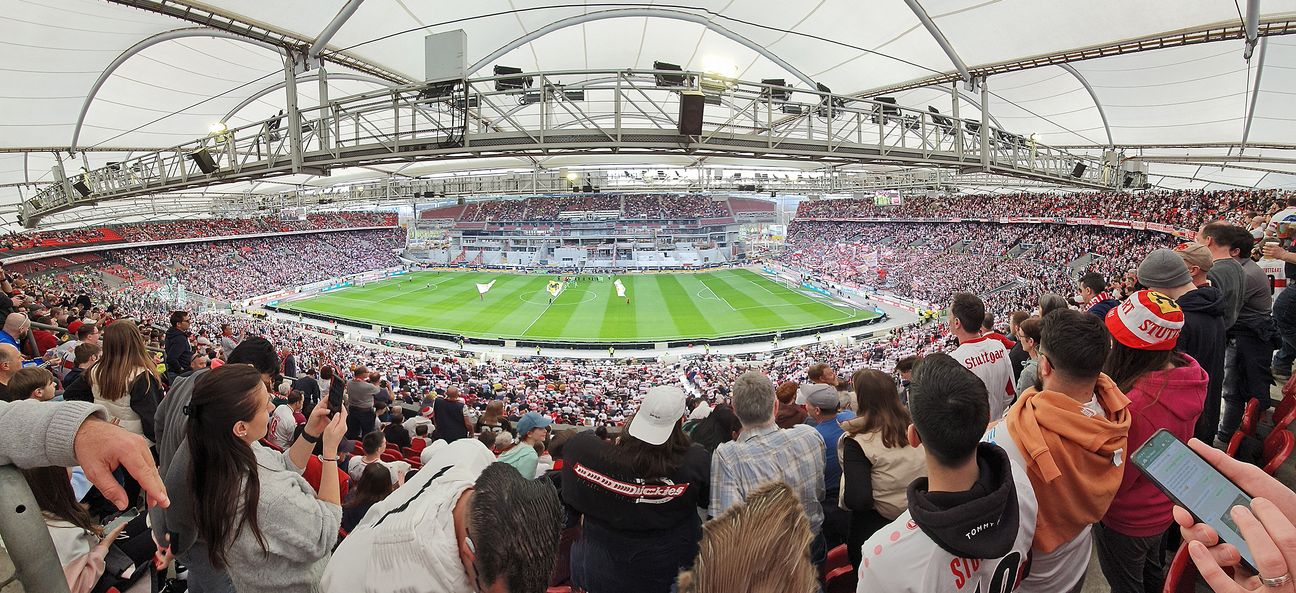 Volles Haus in Cannstatt, die Baustelle auf der Haupttribüne ist mittlerweile etwas weiter: Wenn der VfB Stuttgart spielt, bleibt kaum ein Sitz frei. In den anderen Stadien sieht es Wochenende für Wochenende ähnlich aus. Dabei rollt der Rubel gehörig. Doch wie nachhaltig ist das Profigeschäft? Der Böblinger Verein FC Play Fair! hat seinen dritten Bericht dazu vorgelegt.      Bild: Wegner