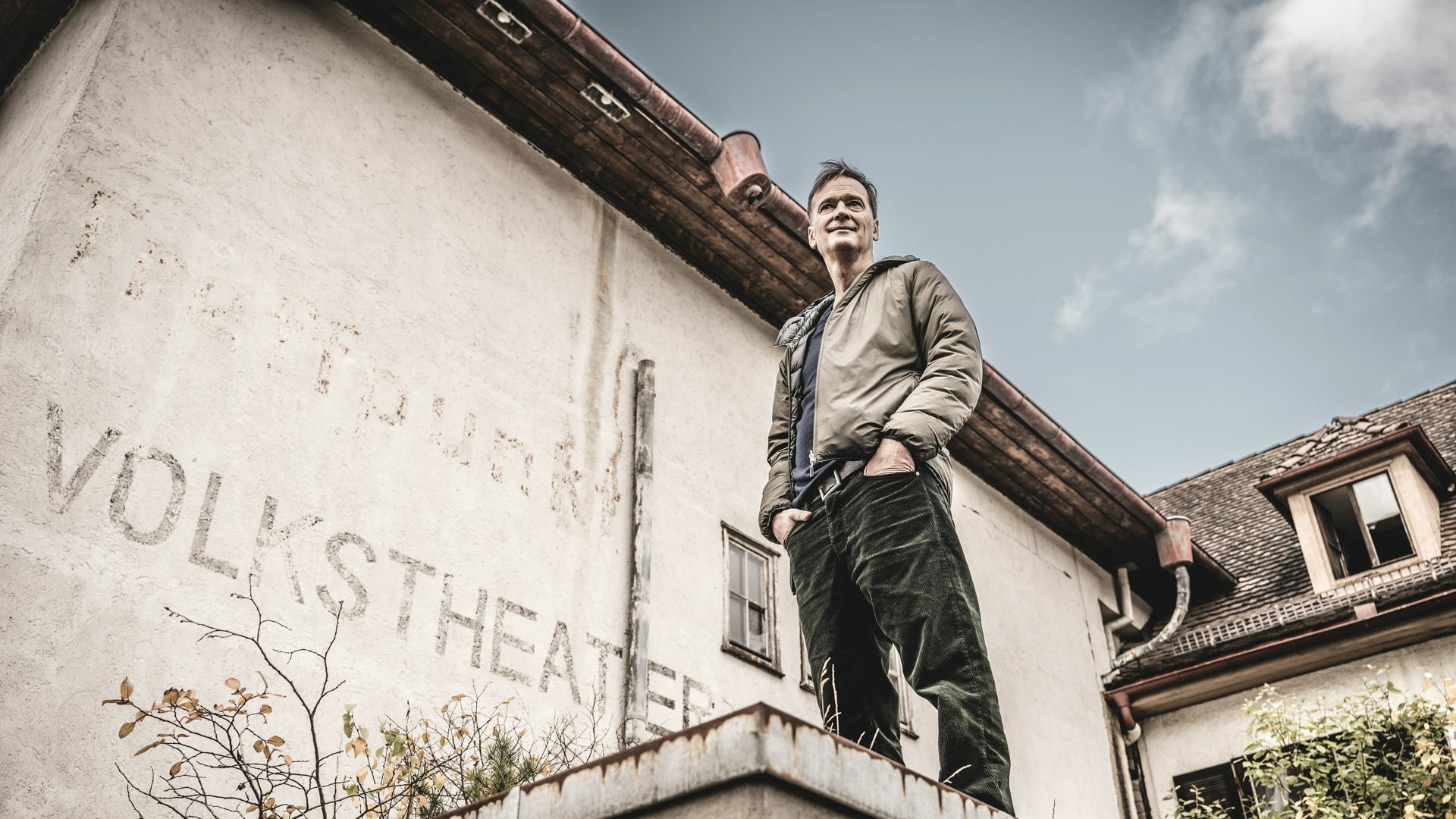 Ed Herzog (rechts) vor dem im Calwer Volkstheater. Der letzte Film lief in dem Kino  in den Achtzigern.
Nächstes Jahr wird es abgerissen.