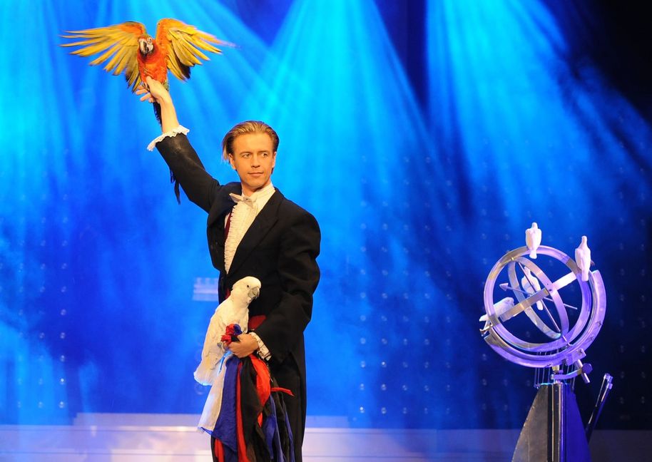 Jay Niemi verzaubert mit Papageien.