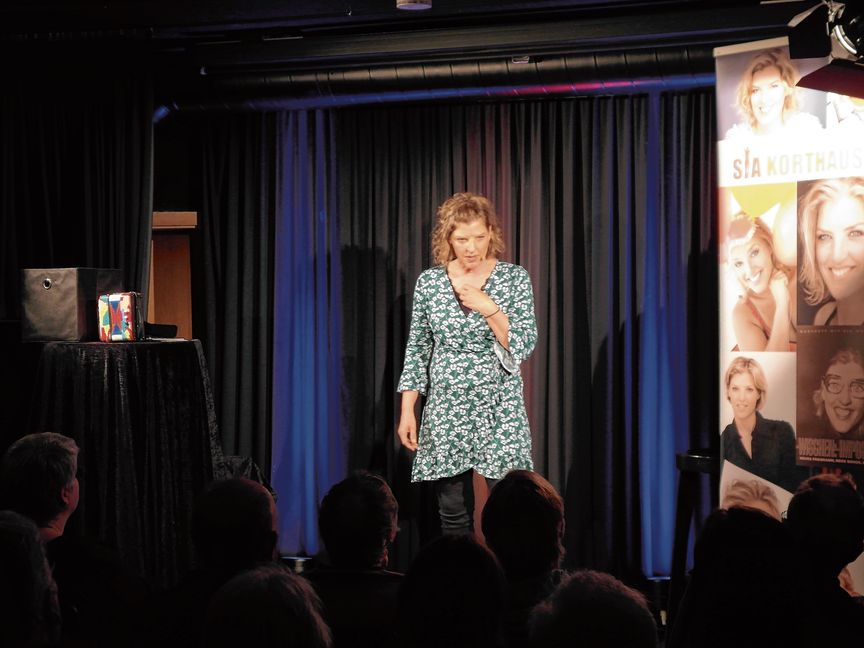 War mit ihrem Best-of-Programm „Im Kreise der Bekloppten“ im Alten Amtsgericht auf dem Böblinger Schlossberg: Sia Korthaus.