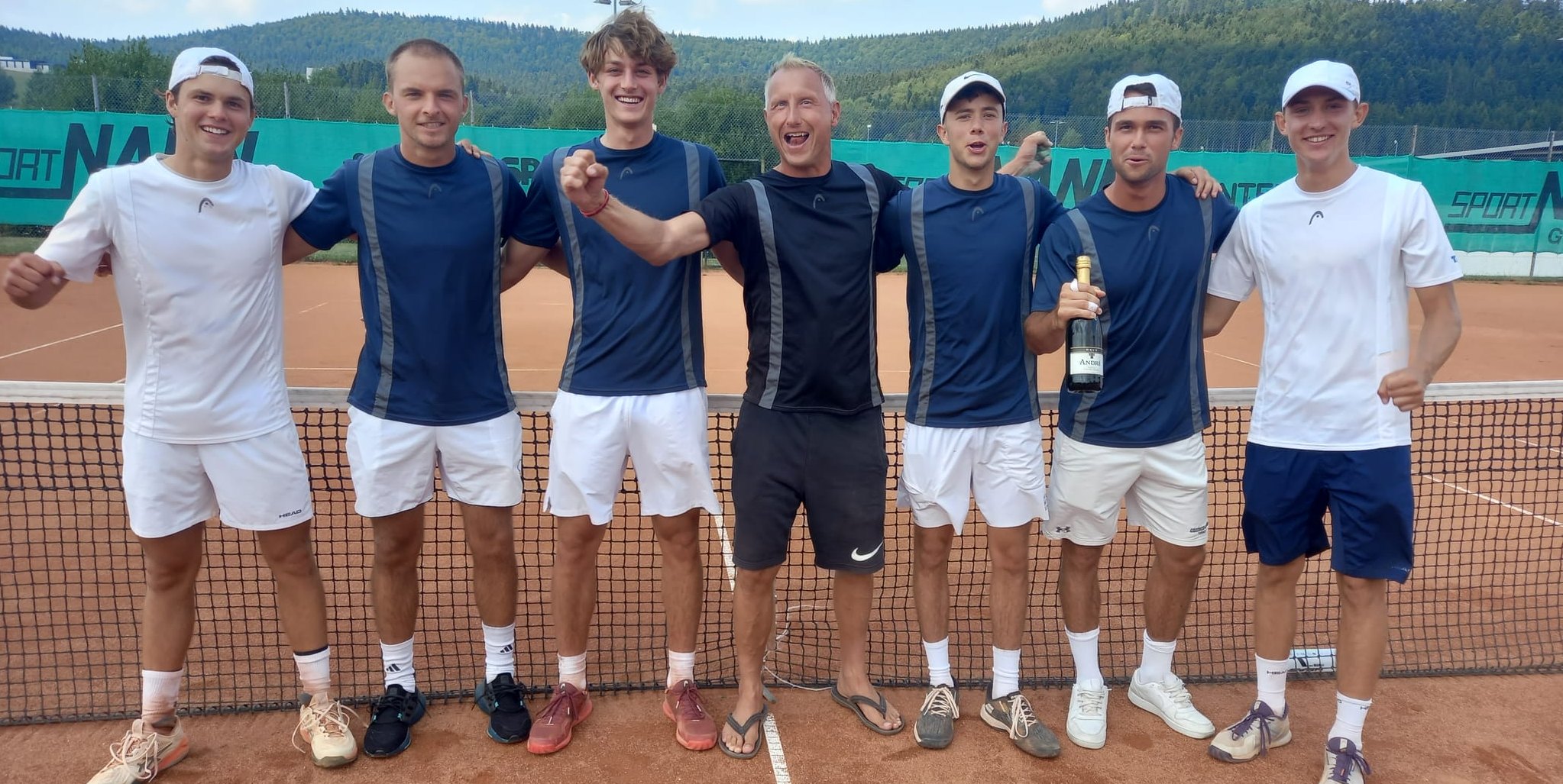 Die SVB will die Saison vergolden: Kim Niethammer, Amar Tahirovic, Aaron Funk, Coach Nils Muschiol, Mathis Dahler, Numa Lemieux-Monette, Moritz Münster (von links) sind Württembergischer Meister.