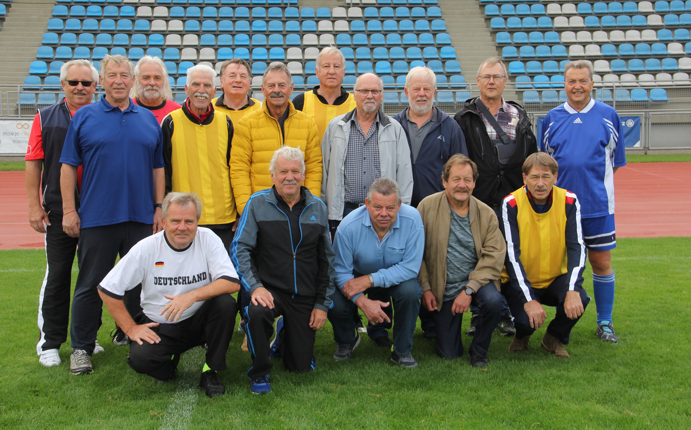 68er, ziemlich gut drauf: Klaus Kempter, Kurt Koblowsky, Hermann Berner, Karl-Heinz Dettinger, Adolf Gorczynski, Erwin Hinterleitner, Helmut Muschong, Kurt Schittenhelm, Werner Zivny, Konstantin Russky, Werner Wolf (hinten von links), Achim Schulz, Walter Beck, Manfred Zivny, Norbert Hartmann, Norbert Laute (vorne von links).Bild: Oberdorfer
