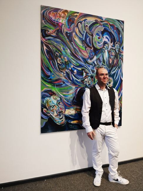 Die Ausstellung "Flowsen" mit Arbeiten von Wolfgang Neumann im Oberlichtsaal bei der Sindelfinger Stadtbücherei ist bis zum 10. Juni zu sehen.   Bild: Schilpp