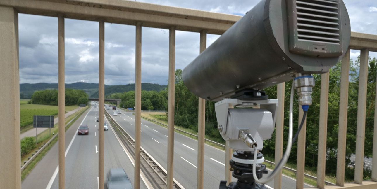 Handy am Steuer? Die Monocams entlarven Verkehrssünder aus erhöhter Position.