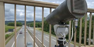 Handy am Steuer? Die Monocams entlarven Verkehrssünder aus erhöhter Position.