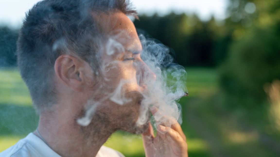 Raucherinnen und Raucher in Baden-Württemberg müssen sich womöglich bald auf strengere Regeln einstellen (Symbolfoto).
