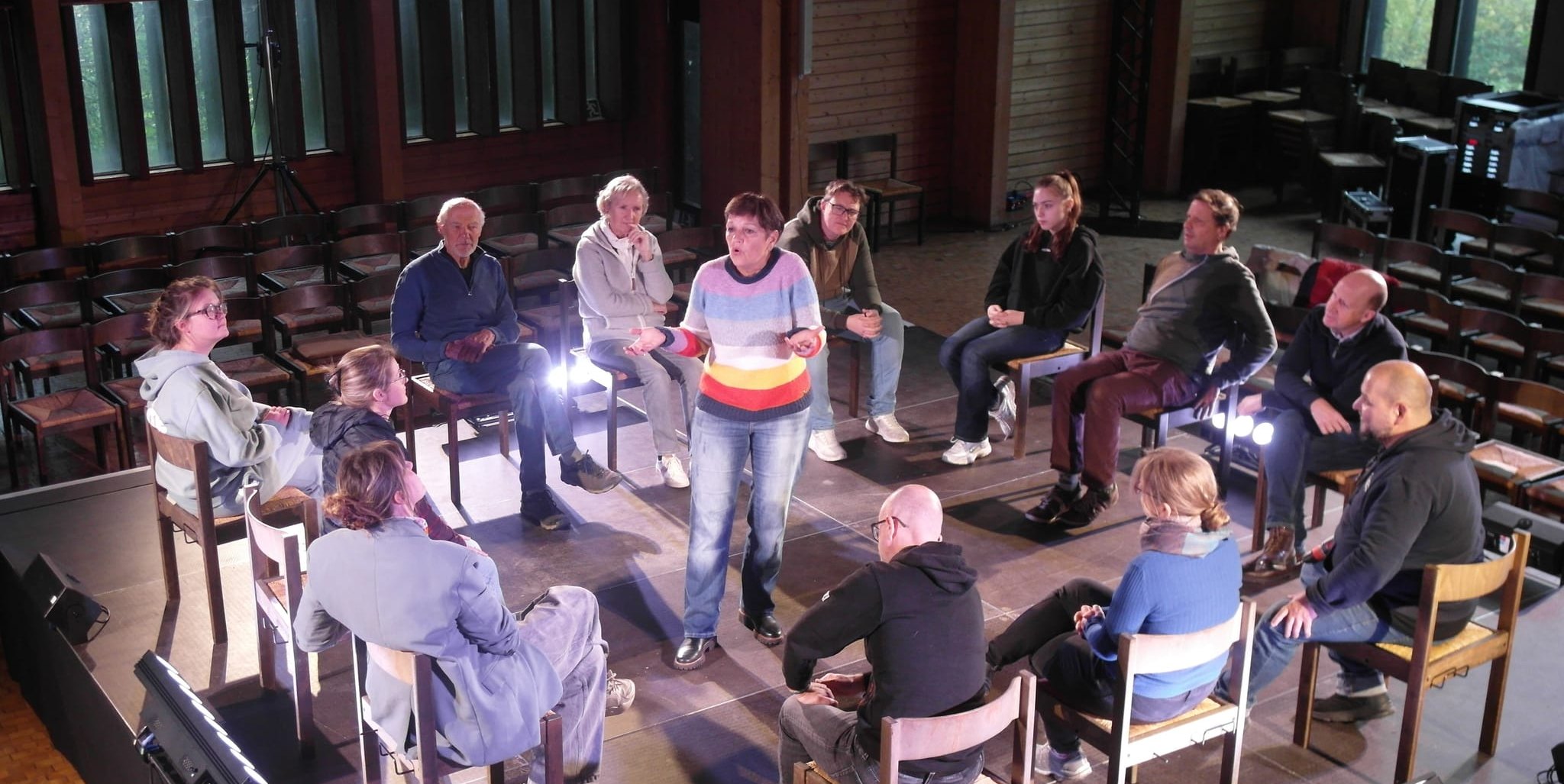 Wie ein Boxring liegt die Bühne für das Kriminalstück „Die 12 Geschworenen“, mit dem die Schaubühne am 23. Oktober Premiere feiert, in der Mitte der Versöhnungskirche auf dem Goldberg