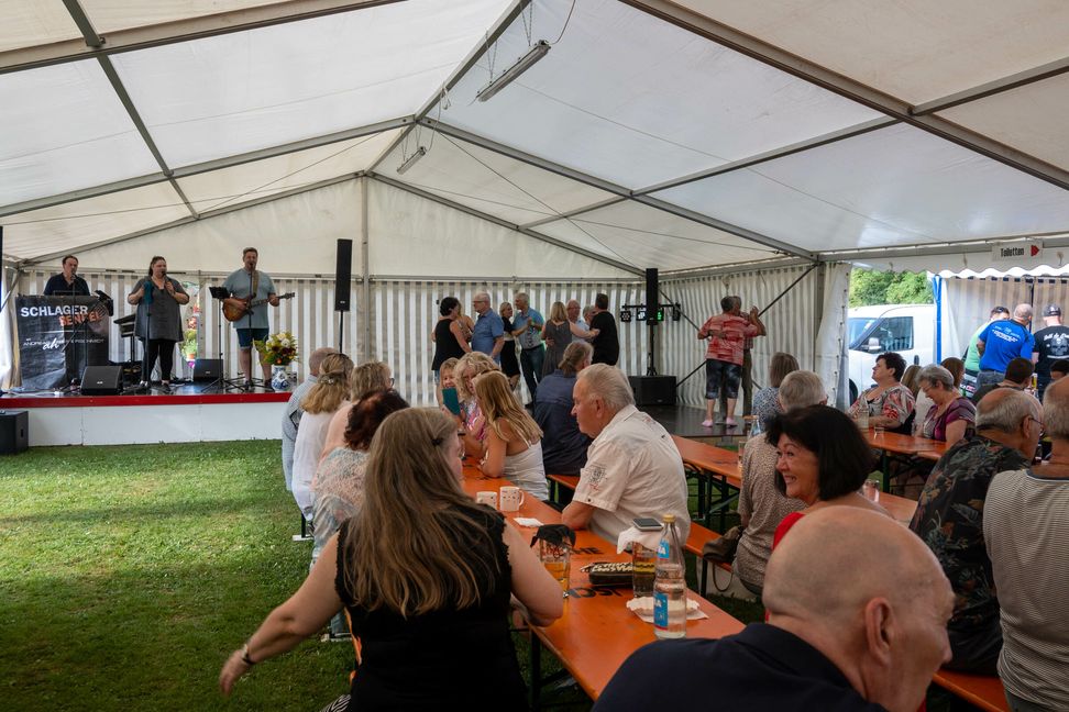 Bereits am Samstagnachmittag war die Tanzfläche beim Sommerfest der Gartenfreunde gut besucht. Bild: Nüßle