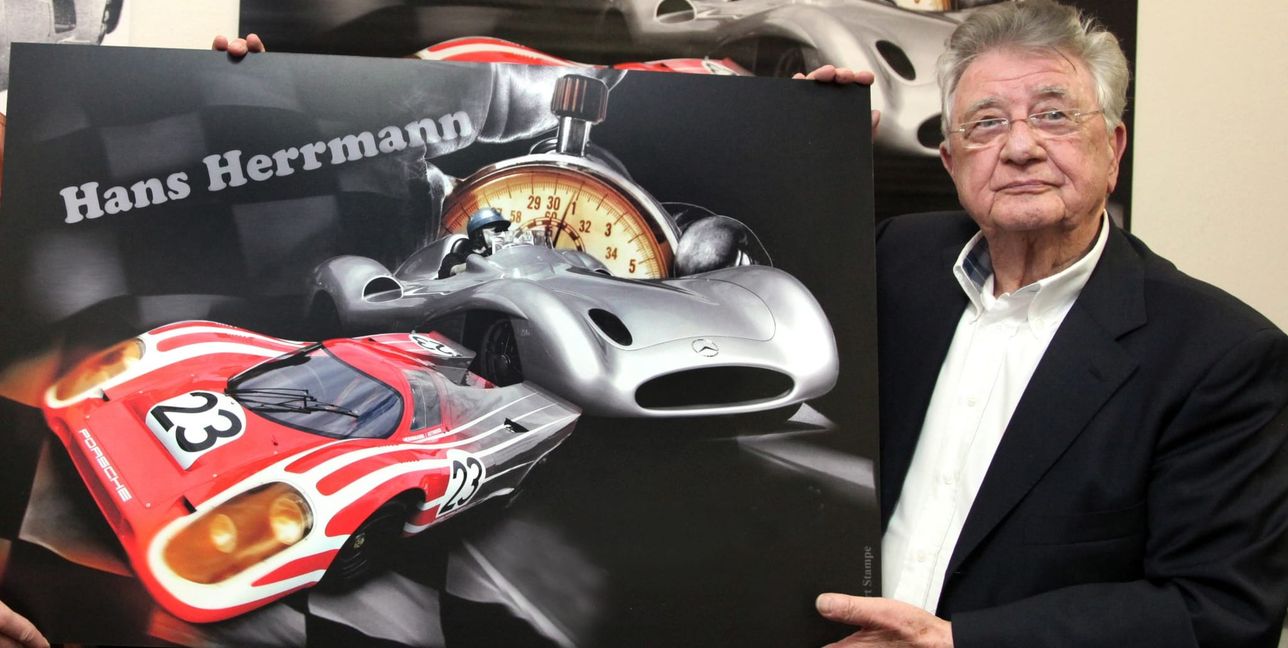 Hans Herrmann einmal anders. 2014 eröffnete SZ/BZ-Fotograf Holger Stampe in der Sportwelt des VfL Sindelfingen seine Ausstellung „Auto-Art made in Stuttgart“. Die Themen Mercedes, Porsche und die Rennfahrerlegende Hans Herrmann waren dabei der rote Faden. Der Fotograf und die Familie Herrmann sind eng befreundet.