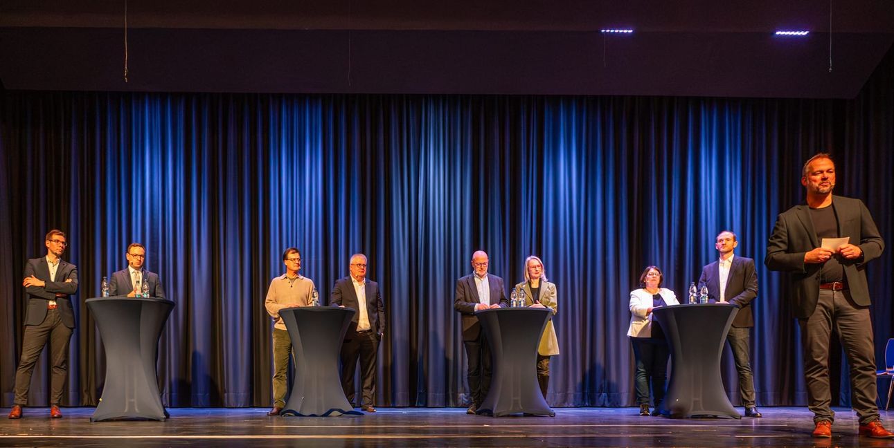 Oliver Weth (stellv. Kämmerer), Bürgermeister Lukas Rosengrün, Harald Bürkle (Grüne), Mark Baldinus (SPD), Jochen Werner und Hannelore Röhm (Bürgerintiative), Edith Finster (Freie Wähler) und Manuel Benda (CDU) (von links) stellen ihre Positionen vor. Jürgen Wegner (rechts), Chefreporter der SZ/BZ, moderierte die Infoveranstaltung.