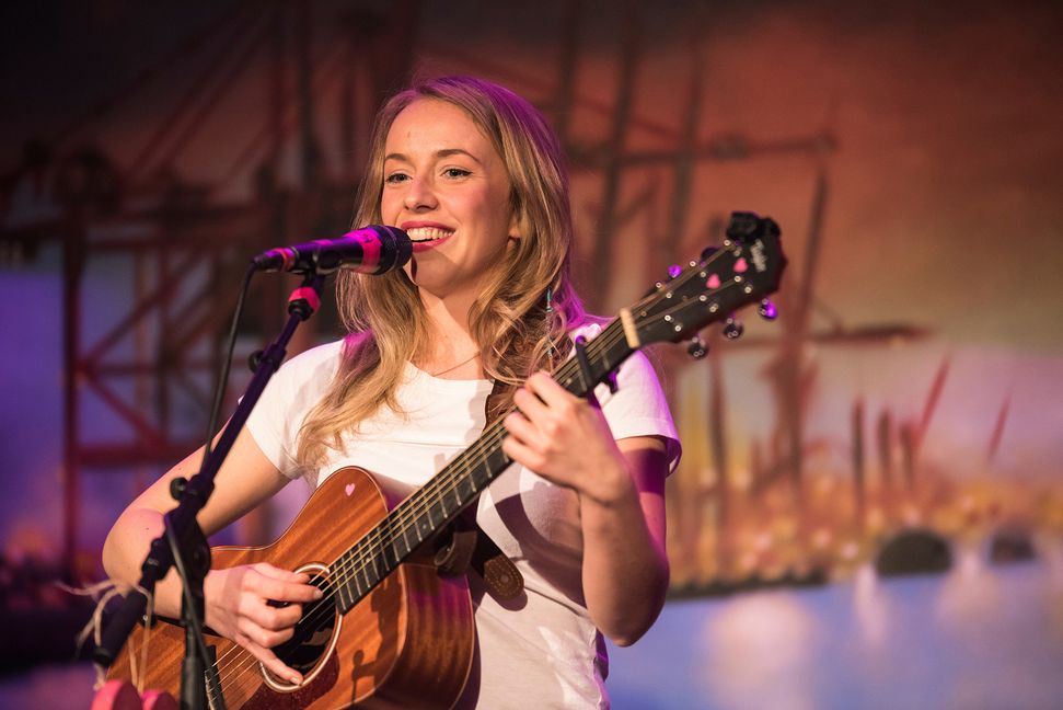 Seit rund 6 Jahren steht Miss Allie mit ihrer Gitarre und eigenen Songs auf der Bühne. Bild: optimistischgesehen