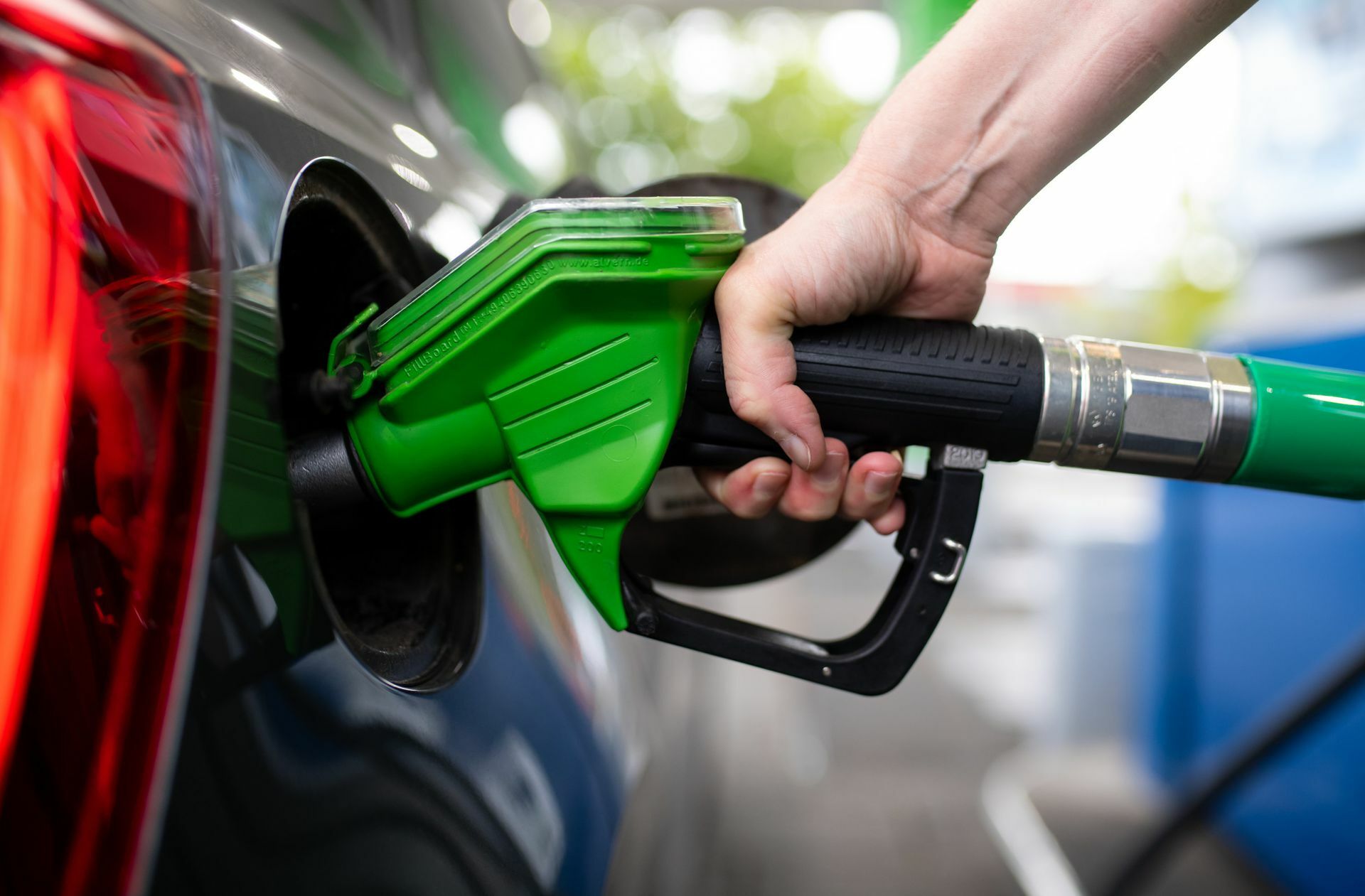 Eine neue Generation von Kraftstoffen, so genannte E-Fuels, könnte Verbrennern eine neue Zukunft bescheren.