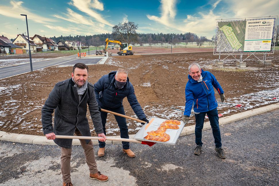 Mit dem symbolischen Schlüssel mit dem Baugebiet „Brunnenstraße“ im Hintergrund von links: Geoteam-Geschäftsführer Manfred Kleile, Morof-Prokurist und technischer Leiter Martin Isola und Althengstetts Bürgermeister Clemens Götz.  Bild: Richter