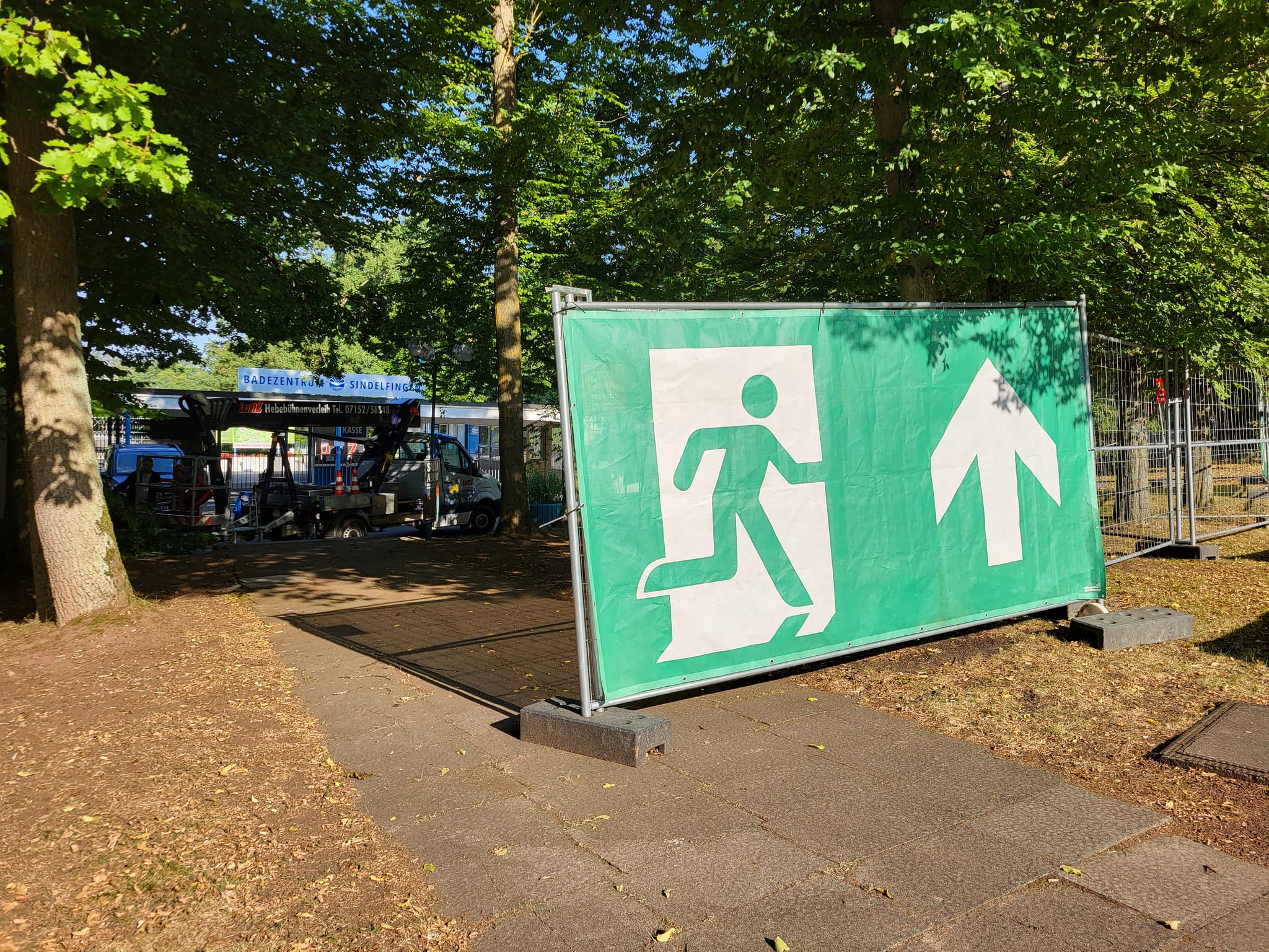 Notausgangsbanner vor dem Eingang des Freibads.