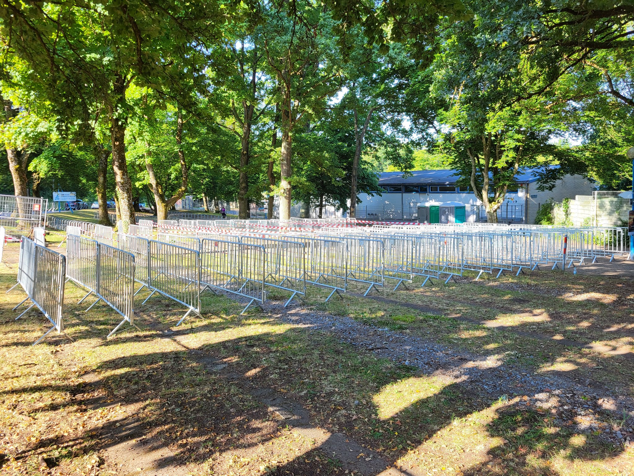 Die Absperrungen für den Einlassbereich warten auf Besucher.