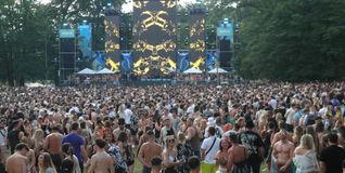 Volles Haus beim Wet Open Air Festival 2024 im Sindelfinger Freibad.