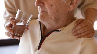 Der Mindestlohn in der Altenpflege soll bis Mitte 2027 in zwei Schritten  steigen (Symbolfoto).